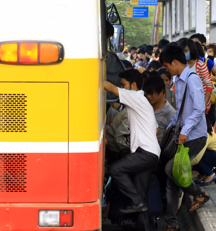 Bon chen từng chỗ để lên xe bus