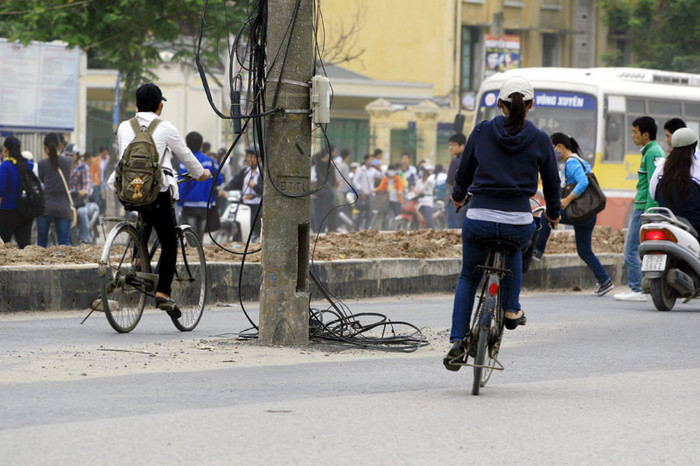 Có những đoạn trước cửa trường ĐH Thương mại, các bó cáp còn... lòng thòng xuống cả lòng đường
