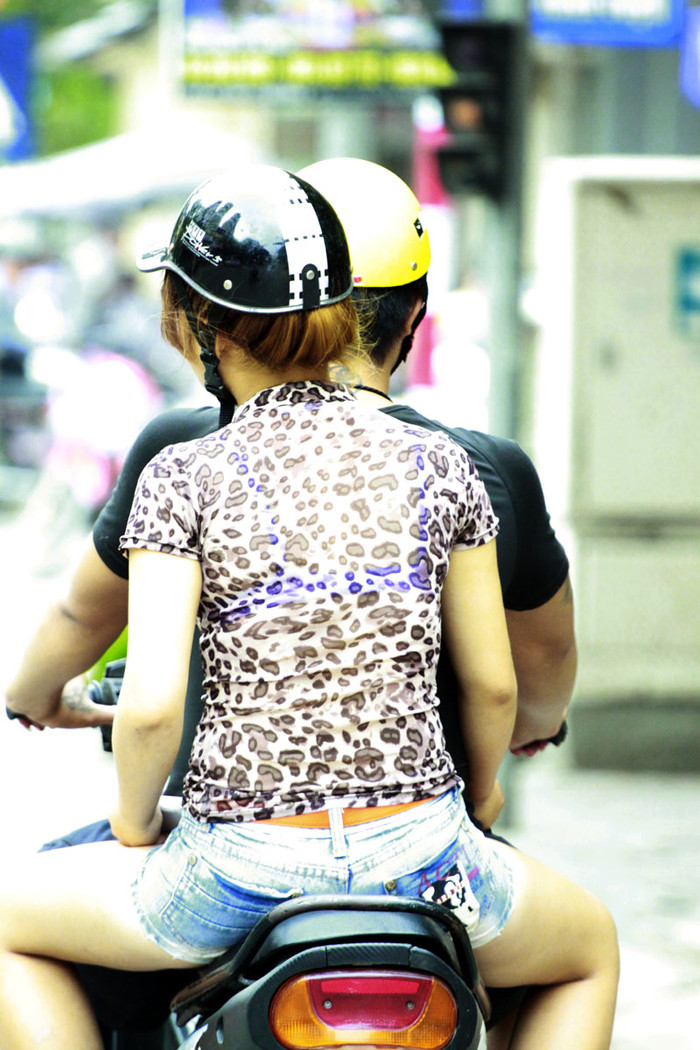 Các bộ thời trang mát mẻ quá mức mà nhiều cô nàng đang diện trên phố phường khiến nhiều người phải mắt tròn mắt dẹt, ngỡ ngàng vì sốc. Các bộ thời trang mát mẻ quá mức mà nhiều cô nàng đang diện trên phố phường khiến nhiều người phải mắt tròn mắt dẹt, ngỡ ngàng vì sốc.