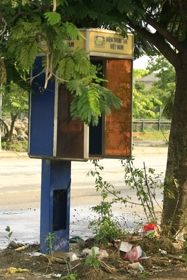 Ở phố Lê Quang Đạo, trạm điện thoại thẻ này đang sống cùng rác rến Ở phố Lê Quang Đạo, trạm điện thoại thẻ này đang sống cùng rác rến
