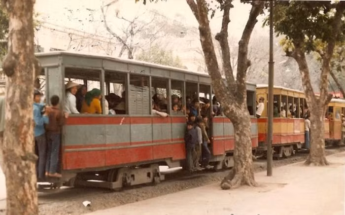 Người đi xe điện đủ mọi thành phần nhưng cơ bản vẫn là dân nghèo và không có cảnh chen lấn, xô đẩy như đi xe bus ngày nay.