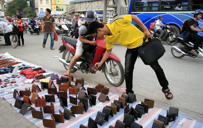 Trong khi đó trên vìa hè lại thành nơi buôn bán đủ thứ hầm bà lằng Trong khi đó trên vìa hè lại thành nơi buôn bán đủ thứ hầm bà lằng