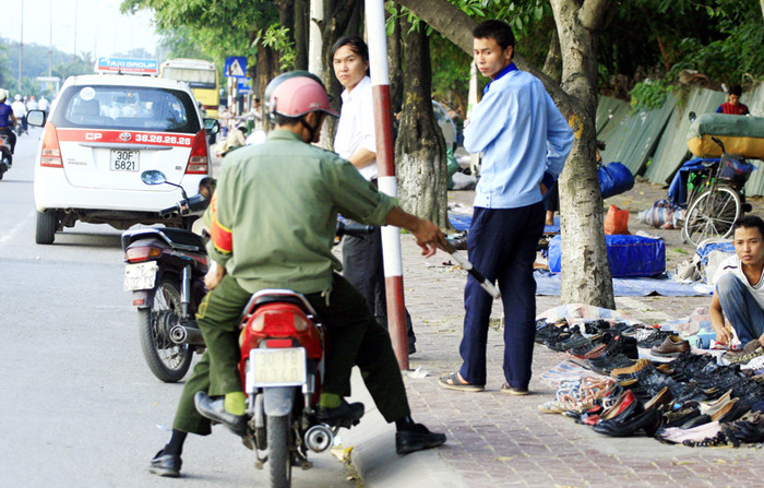 Bóng dáng những người giữ gìn trật tự không có nhiều ý nghĩa vì những ai thường xuyên đi qua con phố Nguyễn Khánh Toàn có thể thấy nơi đây tối đến cảnh người mua kẻ bán rất tấp nập Bóng dáng những người giữ gìn trật tự không có nhiều ý nghĩa vì những ai thường xuyên đi qua con phố Nguyễn Khánh Toàn có thể thấy nơi đây tối đến cảnh người mua kẻ bán rất tấp nập