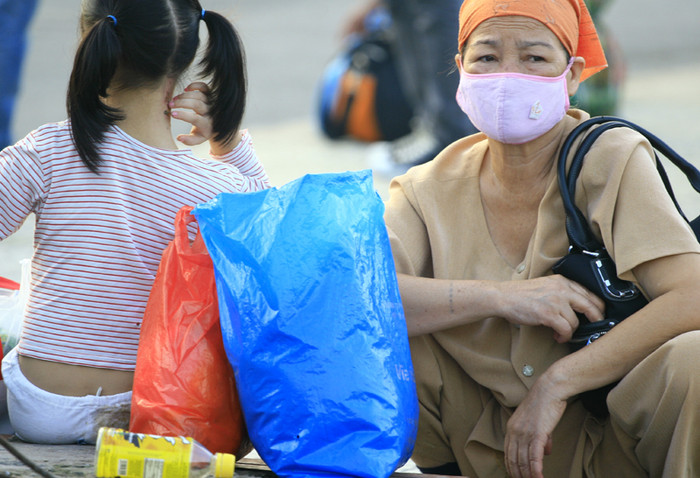 Hai bà cháu mệt mỏi chờ được tuyến xe bus đúng lịch trình Hai bà cháu mệt mỏi chờ được tuyến xe bus đúng lịch trình