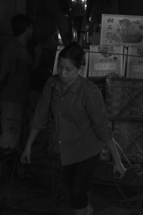 Những chuyến hàng quá sức như thế này là chuyện bình thường với các cửu vạn nữ ở chợ Long Biên