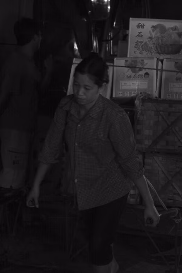 Những chuyến hàng quá sức như thế này là chuyện bình thường với các cửu vạn nữ ở chợ Long Biên