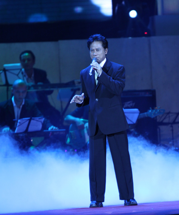 Hầu hết những bài Chế Linh thể hiện trong chương trình là những sáng tác đã ăn sâu vào tiềm thức nhiều người như Thành phố buồn, Hòn vọng phu, Thương hoài ngàn năm, Mười năm tình cũ, Xin yêu tôi bằng cả tình yêu người.