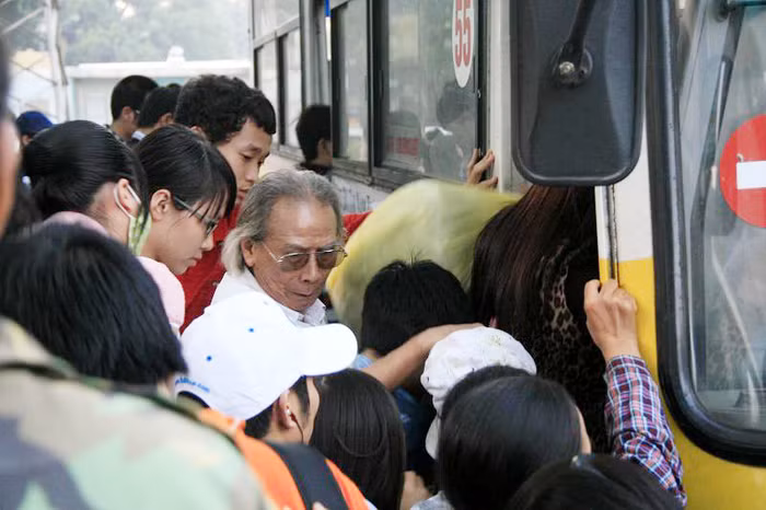 Tình cảnh hỗn loạn khi đi xe bus là những gì thường thấy ở Hà Nội