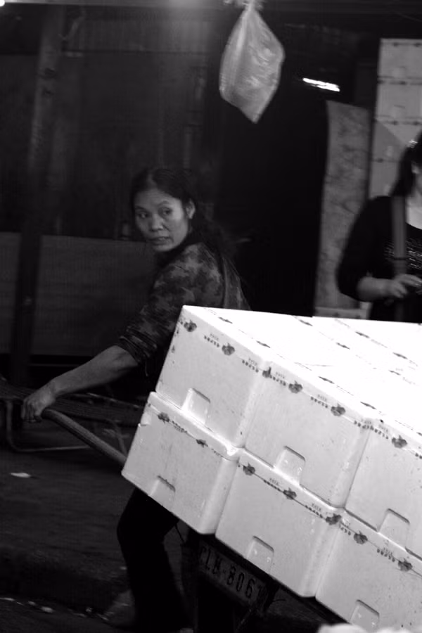 Những xe đẩy tay ở chợ Long Biên được thiết kế lại, to rộng gấp đôi xe thường thấy tại các tỉnh khác. Giá cả mỗi chuyến vận chuyển khoảng 5000-7000 đồng/người lượt.