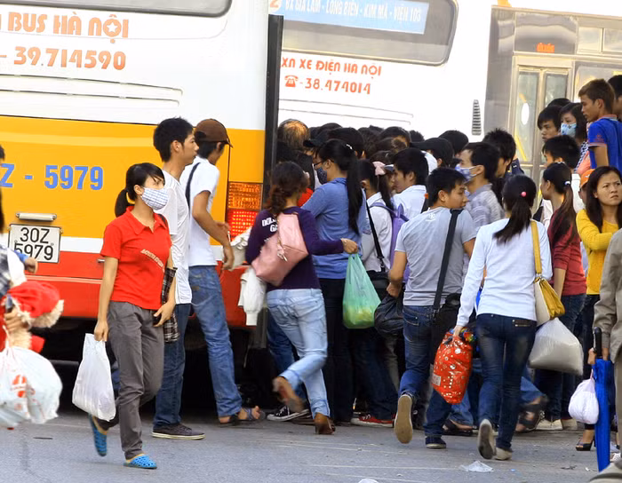 Đa phần khách đi xe bus ở Hà Nội là sinh viên nên tình trạng chen lấn xô đẩy như thế này đã quá quen thuộc