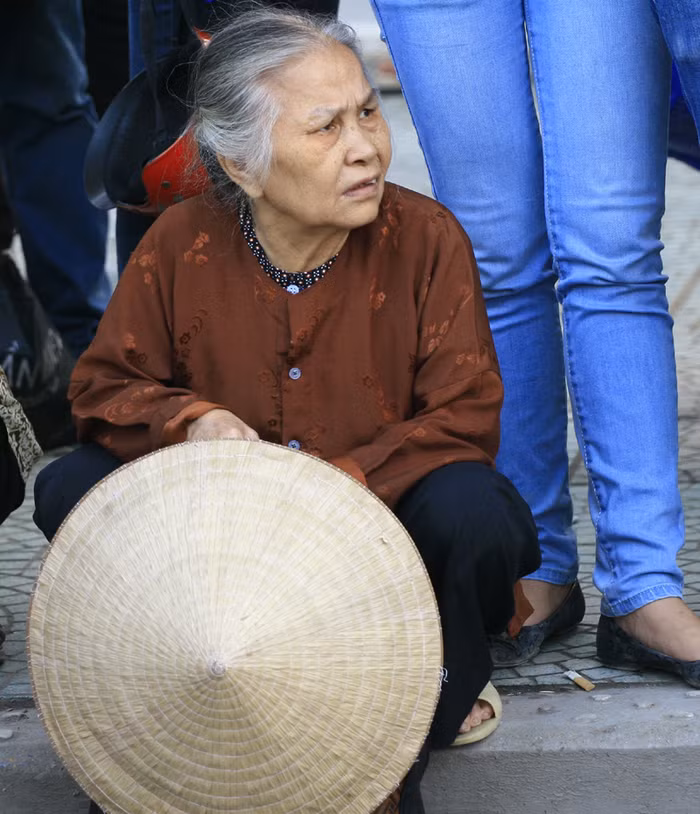 Bao giờ những cảnh như thế này mới không còn ở các bến xe bus Hà Nội ?