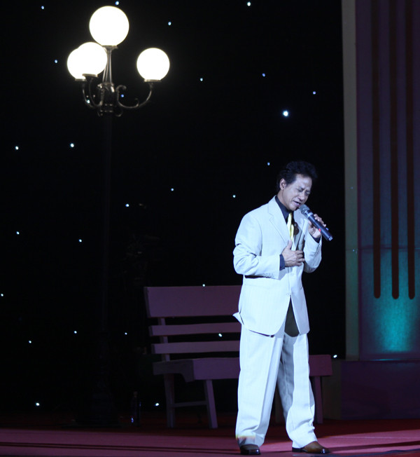 Sau bao nhiêu năm xa quê, Chế Linh vẫn giữ được giọng ca đã đạt được đỉnh cao như thưở nào