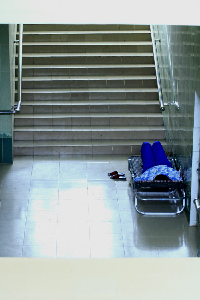 Đáng ngạc nhiên là bên dưới một số hầm đi bộ đã được đưa vào sử dụng lại rất sạch sẽ nhưng vắng tanh không có ai đi vì nơi đây là điểm tụ họp thường xuyên của một số đối tượng nghiện hút