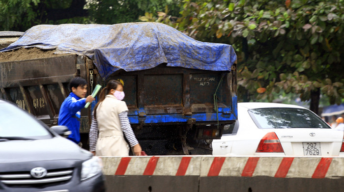 Mặc dù quy định cấm xe tải không được lưu thông trong giờ cao điểm đã được ban hành, tuy nhiên vẫn còn không ít lái xe cố tình vi phạm. Mặc dù quy định cấm xe tải không được lưu thông trong giờ cao điểm đã được ban hành, tuy nhiên vẫn còn không ít lái xe cố tình vi phạm.