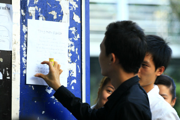 Hồn nhiên dán tờ rơi lên bốt điện thoại thẻ Hồn nhiên dán tờ rơi lên bốt điện thoại thẻ