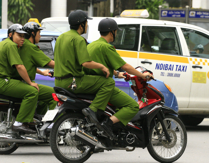 Tình trạng các chiến sĩ công an đi xe không gương rất phổ biến. Trong ảnh này, một số CBCS còn mặc sai tác phong đối với lực lượng công an khi đi tất dân sự, thậm chí không đi tất.