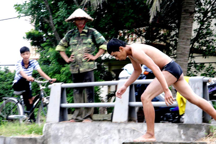 Các cháu nhỏ không hề ngại ngần độ cao và những nguy hiểm ở dưới các con mương