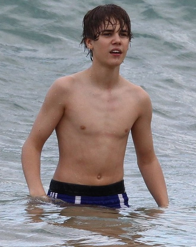 Khá gày nhưng Justin Bieber đã khiến các fan nữ phát cuồng với màn khoe thân của mình