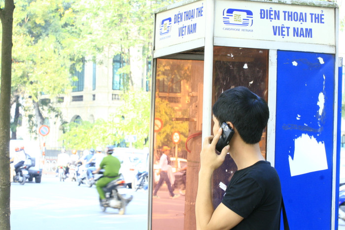 Dù ai cũng biết rằng, điện thoại di động có phát triển đến mức nào thì điện thoại thẻ vẫn có những mặt ưu thế riêng. Nhưng thực tế đáng buồn là sự "hoang hóa" của các bốt điện thoại thẻ ở Hà Nội đang ngày càng phổ biến, gây nên lãng phí lớn. Dù ai cũng biết rằng, điện thoại di động có phát triển đến mức nào thì điện thoại thẻ vẫn có những mặt ưu thế riêng. Nhưng thực tế đáng buồn là sự "hoang hóa" của các bốt điện thoại thẻ ở Hà Nội đang ngày càng phổ biến, gây nên lãng phí lớn.