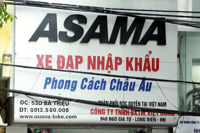 Chuyện vắt ngang hoặc treo lủng lẳng sà xuống thấp như thế này không phải là hiếm với các loại cáp ở Hà Nội