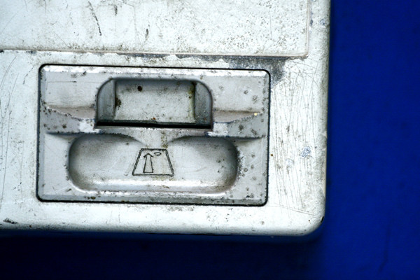 Khe nhét thẻ cũ kĩ bị cào nát Khe nhét thẻ cũ kĩ bị cào nát