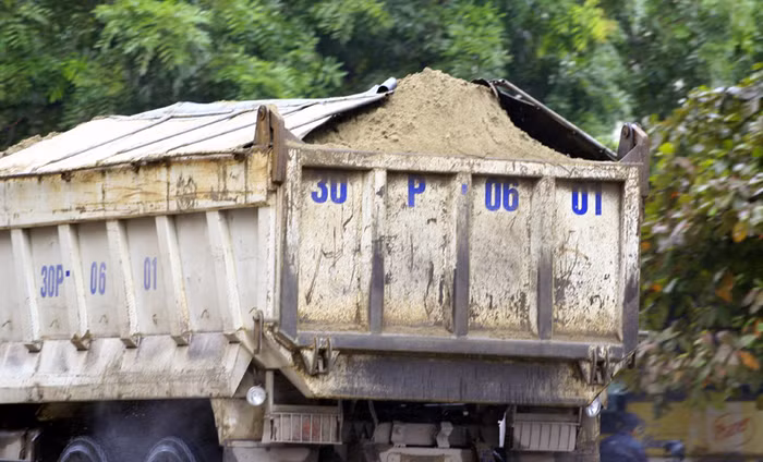 Những chiếc xe tải chở cát, đất đá trên đường Phạm Văn Đồng từ lâu vẫn là nỗi ác mộng với những người phải đi qua con đường này