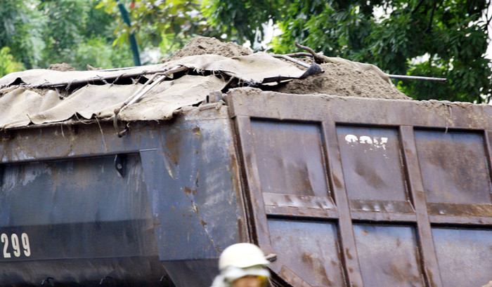 Chưa kể đến những dụng cụ được quăng lên trên thùng xe cũng rất nguy hiểm cho người đi đường Chưa kể đến những dụng cụ được quăng lên trên thùng xe cũng rất nguy hiểm cho người đi đường