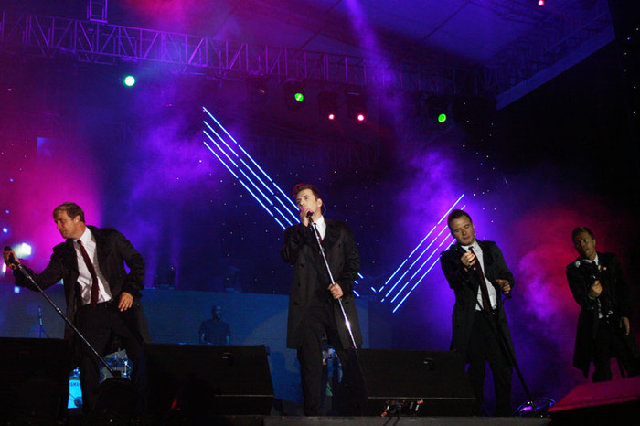 Mở đầu chương trình, Westlife gửi đến khán giả ca khúc ballad nhẹ nhàng When you looking like that. Tuy nhiên, sau ca khúc mở màn có phần “nhẹ đô” này, đúng như lời hứa trước đó tại buổi họp báo chiều 1/10, Westlife đã gửi đến các fan những ca khúc sôi động hơn hẳn và đã nhận được sự cổ vũ nồng nhiệt của các fan. Mở đầu chương trình, Westlife gửi đến khán giả ca khúc ballad nhẹ nhàng When you looking like that. Tuy nhiên, sau ca khúc mở màn có phần “nhẹ đô” này, đúng như lời hứa trước đó tại buổi họp báo chiều 1/10, Westlife đã gửi đến các fan những ca khúc sôi động hơn hẳn và đã nhận được sự cổ vũ nồng nhiệt của các fan.
