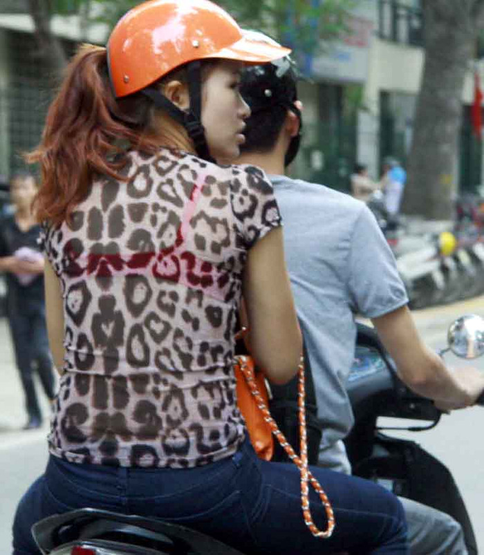 Từ “mốt” quần sooc siêu ngắn hay áo ren trong suốt nhìn thấy cả áo trong đang rất thịnh hành. Từ “mốt” quần sooc siêu ngắn hay áo ren trong suốt nhìn thấy cả áo trong đang rất thịnh hành.