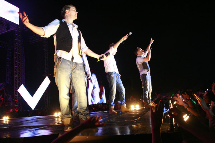 4 chàng trai của nhóm nhạc Westlife luôn bị các fan vây kín từ khi bước chân xuống sân bay đến khi diễn tại Mỹ Đình