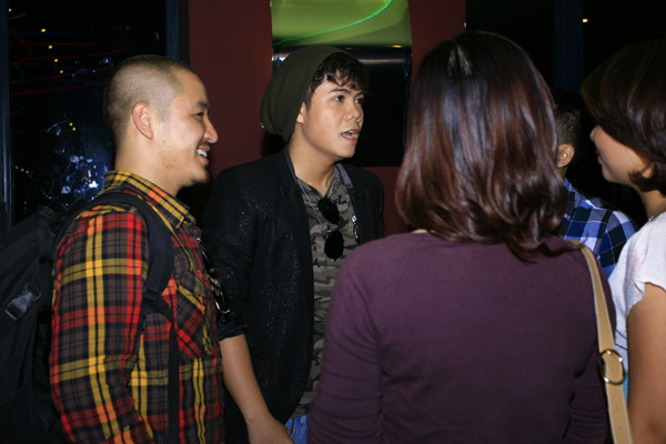 Đinh Mạnh Ninh và đạo diễn Đào Thanh Hưng (ngoài cùng bên trái) Đinh Mạnh Ninh và đạo diễn Đào Thanh Hưng (ngoài cùng bên trái)