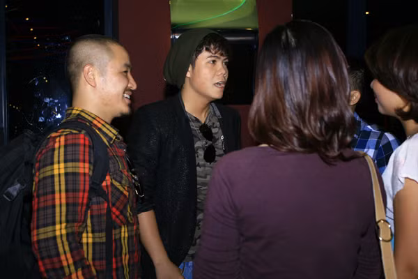 Đinh Mạnh Ninh và đạo diễn Đào Thanh Hưng (ngoài cùng bên trái)