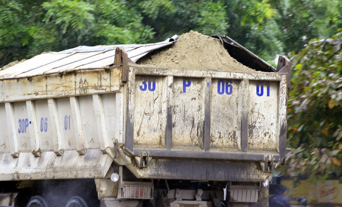 Những chiếc xe tải chở cát, đất đá trên đường Phạm Văn Đồng từ lâu vẫn là nỗi ác mộng với những người phải đi qua con đường này Những chiếc xe tải chở cát, đất đá trên đường Phạm Văn Đồng từ lâu vẫn là nỗi ác mộng với những người phải đi qua con đường này
