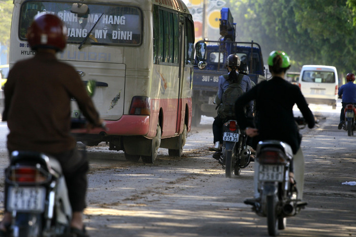 Những đống đất cát do xe tải rơi vãi. ngày mưa thì nhoe nhoét mặt đường còn ngày nắng thì bụi mù Những đống đất cát do xe tải rơi vãi. ngày mưa thì nhoe nhoét mặt đường còn ngày nắng thì bụi mù