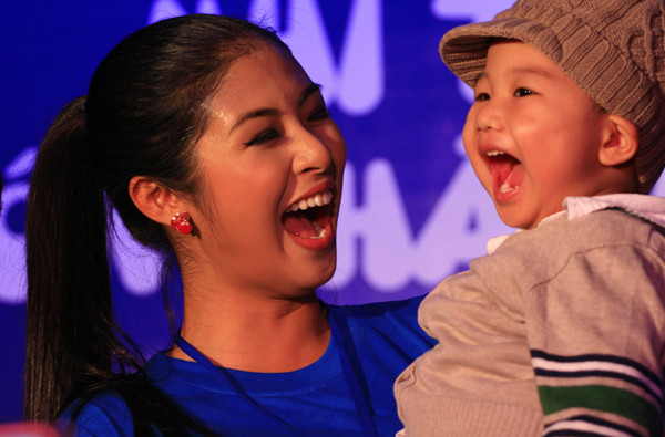 Tối 7/10, Hoa hậu Ngọc Hân đã xuất hiện tại Công viên nước Hồ Tây cùng chương trình "Ngôi sao nhí". Từ khi xuất hiện đến hết chương trình, Ngọc Hân luôn được các cháu bé quấn quít. Trong ảnh: Những giọt mồ hôi lấm tấm trên trấn Ngọc Hân dù trời mưa rét.