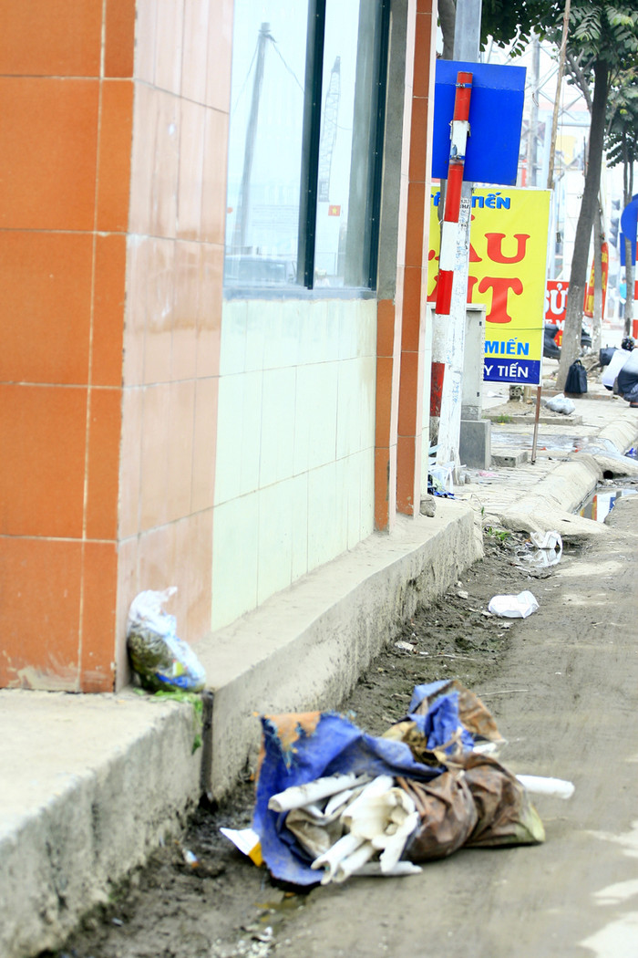 Hầm đi bộ thành nơi tập kết rác của một số hộ dân xung quanh