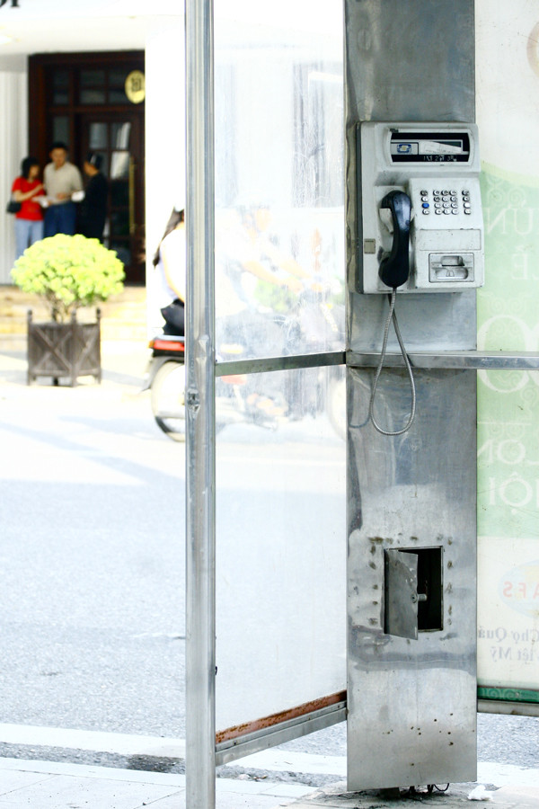 Không còn ai dùng điện thoại thẻ khiến các bốt điện thoại gần như "ngôi nhà hoang" Không còn ai dùng điện thoại thẻ khiến các bốt điện thoại gần như "ngôi nhà hoang"