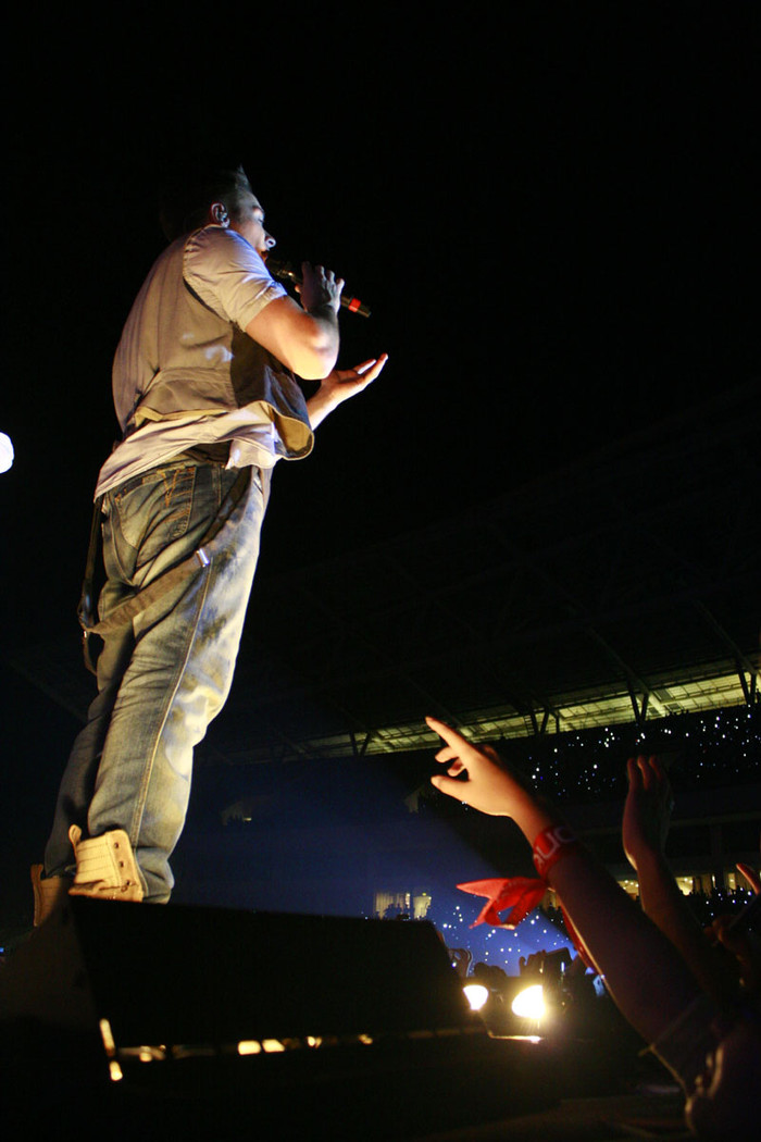 Những cánh tay chỉ mong được nắm tay thần tượng 1 lần