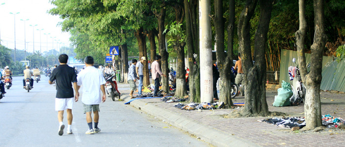 Nhiều chỗ người đi bộ phải đi cả xuống lòng đường Nhiều chỗ người đi bộ phải đi cả xuống lòng đường