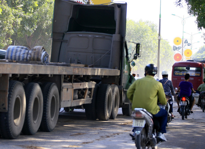 Chưa kể đến những chiếc xe container khổng lồ trọng tải lớn cũng liên tục xuất hiện Chưa kể đến những chiếc xe container khổng lồ trọng tải lớn cũng liên tục xuất hiện