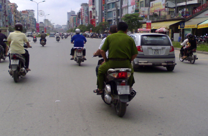 Và đây là một trong những trường hợp cá biệt công an không cần đội mũ bảo hiểm thản nhiên dạo phố
