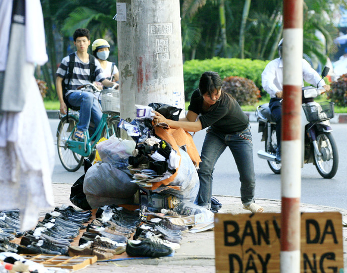 Nếu bị làm gắt, những người bán hàng cũng rất nhanh tay dọn đồ... chạy Nếu bị làm gắt, những người bán hàng cũng rất nhanh tay dọn đồ... chạy
