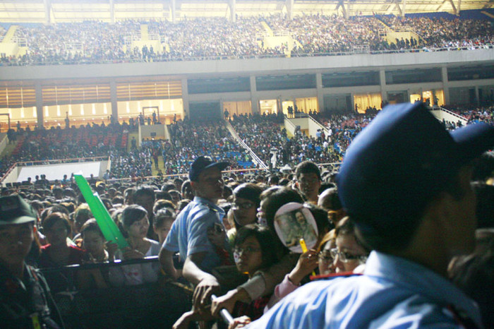 Lực lượng an ninh căng mình để giữ trật tự