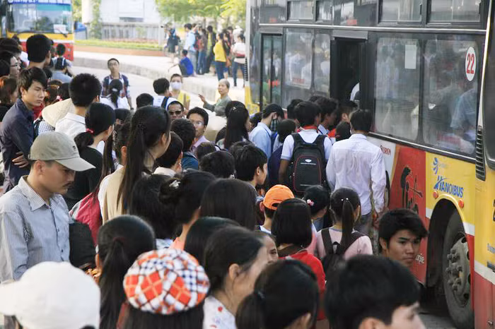 Bon chen để được lên trước quả không dễ giữa dòng người như thế này khi đi xe bus