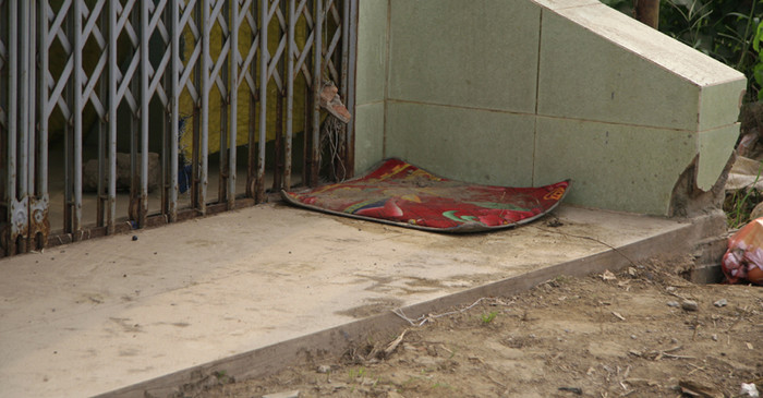 Rác rến của những người dân xung quanh vứt vào hầm đi bộ