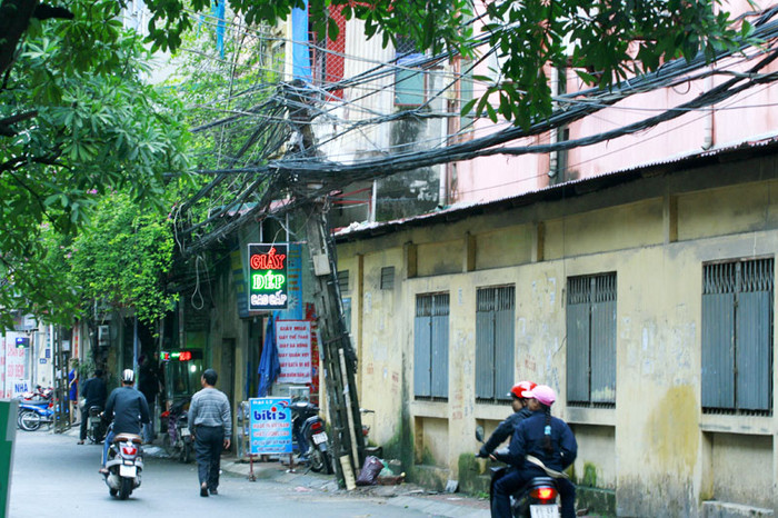 UBND Hà Nội đã có chỉ đạo về việc hoàn thành dứt điểm các dự án chỉnh trang đồng bộ hạ tầng kỹ thuật và hạ ngầm các đường dây cáp điện lực, viễn thông đi nổi trên đường phố đang triển khai dở dang và các dự án chưa triển khai thi công đã được giao danh mục kế hoạch năm 2010, xong trong năm 2011 nhưng tình hình hiện tại các loại cáp ở các tuyến phố vẫn còn là vấn đề chưa thể xử lý ngay.