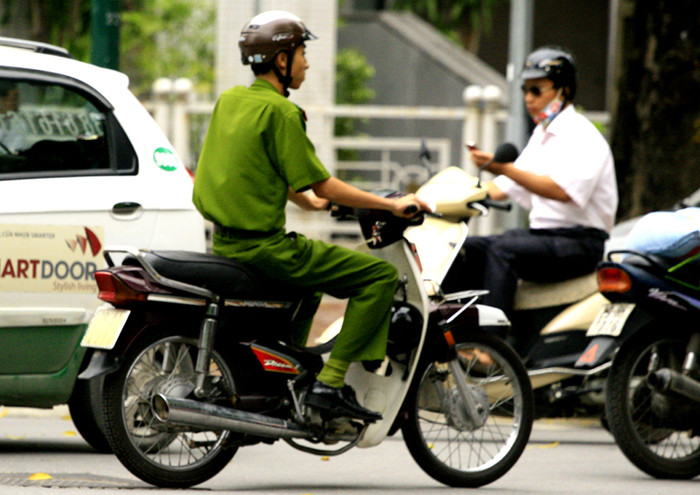 Giữa dòng người tham gia giao thông, những chiến sĩ công an vẫn vô tư đi xe không gương mà quên mất mình đang bị những người dân nhìn vào