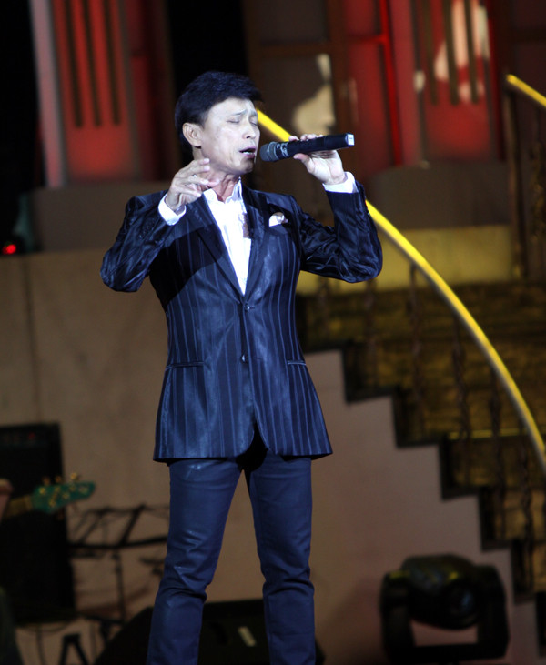 Bên cạnh giọng ca vàng Chế Linh, liveshow 30 năm tái ngộ của ông còn có sự góp mặt của những tên tuổi gạo cội như Tuấn Ngọc.