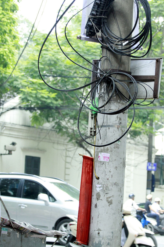 Những bó cáp nằm ngổn ngang rất mất mỹ quan