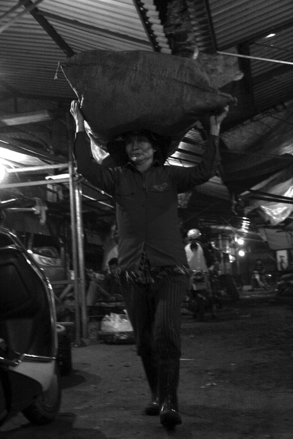 Những “nữ cửu vạn” ở chợ Long Biên đến từ nhiều tỉnh thành khác nhau bươn chải, xốc vác quần quật suốt đêm đến sáng và chấp nhận công việc nhọc nhằn vốn chỉ dành cho nam giới, để nhận trả công với đồng tiền rẻ mạt.